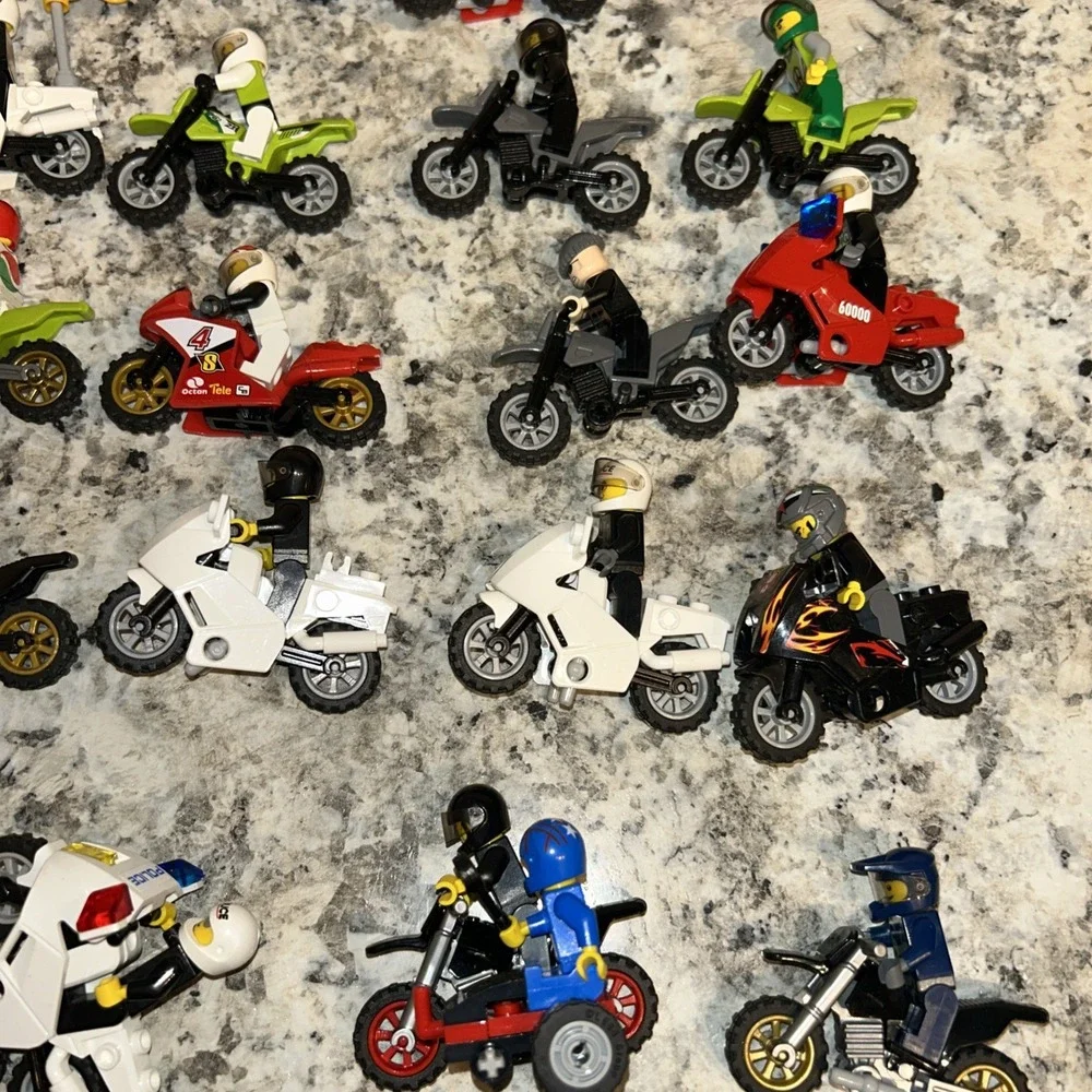Lego‎ City Motorcycle & Bike Lot Of 40 With Riders Police, Racers, Huge Lot